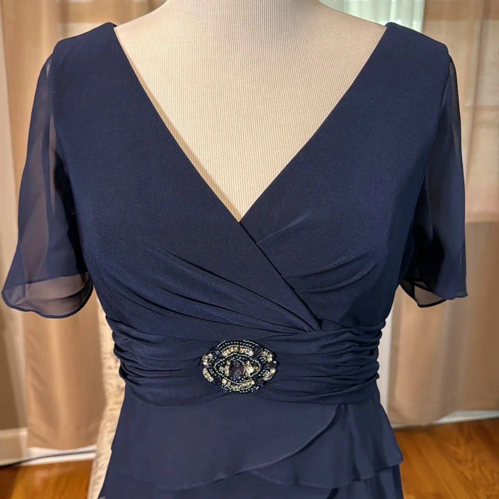 Beautiful like new Evening Gown Size 12 - Picture 6 of 6
